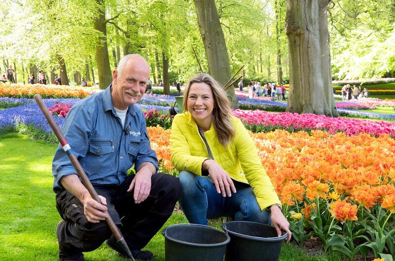 Moderatorin Andrea Grießmann mit Andre Beijk auf dem Keukenhof – Bild: WDR/​Sabine Fricke