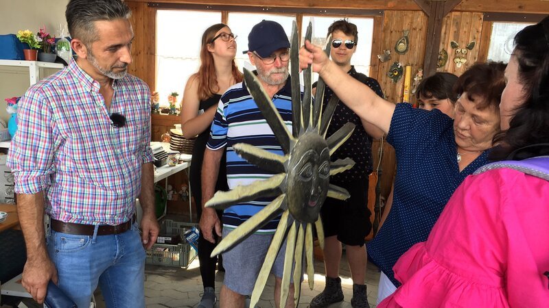 Mauro Corradino (li.) mit Kaufinteressenten beim Hofflohmarkt – Bild: RTL Zwei