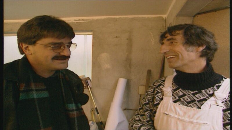 Im kleinen Ort Kredenbach fällt Franz Xaver Gernstl (links) 1990 ein Pavillon mit Oldtimern auf. Er gehört Joachim Langer, der zwei Hobbys pflegt: Autos renovieren und Häuser bauen. – Bild: BR