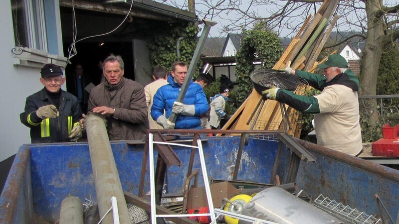 Jetzt wird ausgemistet  (Bildmitte: Otto Schulte) – Bild: RTL II