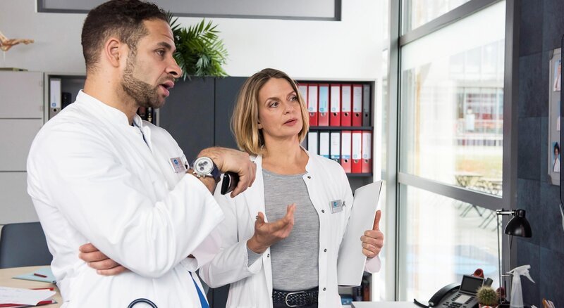 Dr. Matteo Moreau (Mike Adler, l.); Dr. Franziska Ruhland (Gunda Ebert, r.) – Bild: Jens-Ulrich Koch