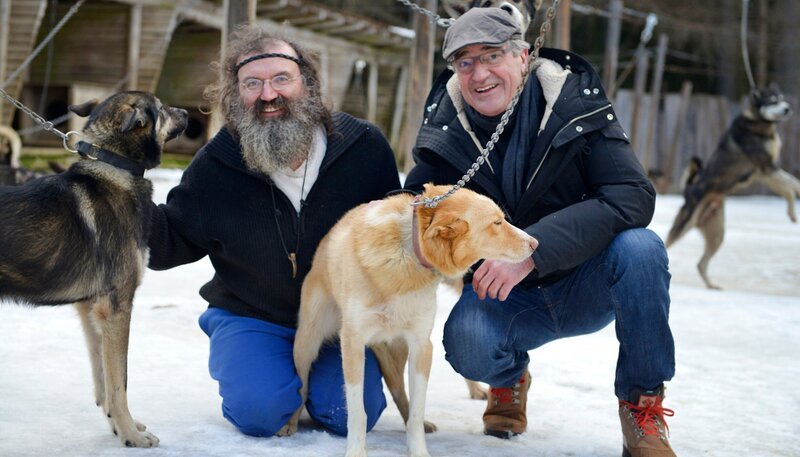 Franz Xaver Gernstl trifft Thomas Gut (links) wieder. Er widmet sein Leben wie damals seinen Schlittenhunden. Sie sind sein Ein und Alles. – Bild: BR/​megaherz gmbh
