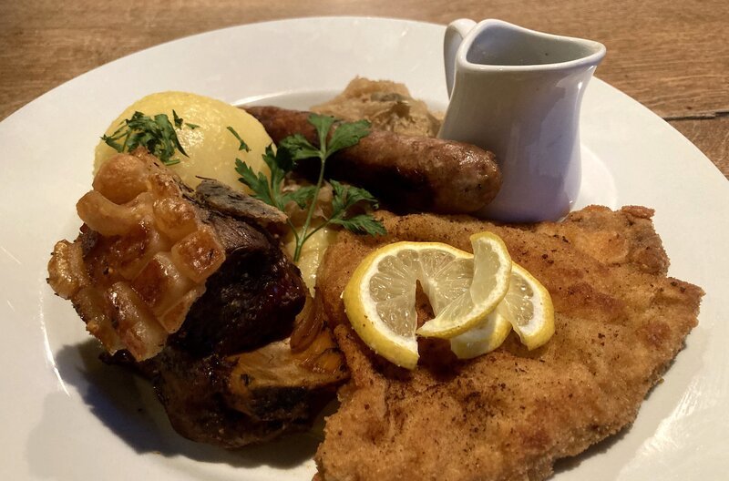 Im Gasthaus zum Löwen in Unterlaimbach, Gemeindeteil von Scheinfeld, werden Schmankerl der fränkischen Küche – der Löwenteller mit Kartoffelsalat und Schnitzel, Wurst und Sauerkraut sowie Scheufele mit Klößen und Soße – serviert. Weiteres Bildmaterial finden Sie unter www.br-foto.de. – Bild: BR/​Bewegte Zeiten Filmproduktion GmbH/​Alica Reisner