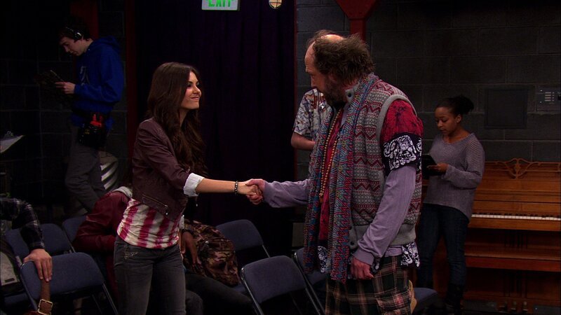 L-R: Tori Vega (Victoria Justice), Erwin Sikowitz (Eric Lange) – Bild: ViacomCBS