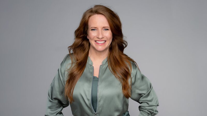 Janine Breuer Kolo, Moderatorin Lokalzeit Bonn – Bild: WDR/​Annika Fußwinkel