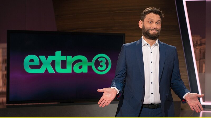 Christian Ehring – Moderator des NDR Satiremagazins extra3 – Bild: ZDF und NDR/​Jonas Fülscher