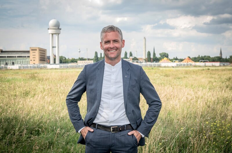 Alexander Höner ist Pfarrer aus Tempelhof-Schöneberg in Berlin. – Bild: ARD/rbb/Oliver Ziebe Alexander Höner ist Pfarrer aus Tempelhof-Schöneberg in Berlin. – Bild: ARD/rbb/Oliver Ziebe