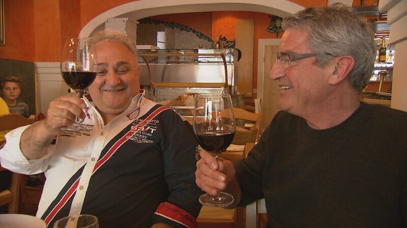 In Simbach am Inn kommt es zum Wiedersehen zwischen Franz Xaver Gernstl und den Pizzajongleuren des „O sole mio“. Chef der Truppe ist bis heute Carmelo Giandinoto aus Sizilien. – Bild: BR/​megaherz gmbh