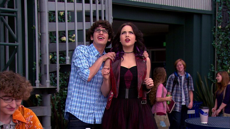 L-R: Robbie Shapiro (Matt Bennett), Jade West (Elizabeth Gillies) – Bild: ViacomCBS