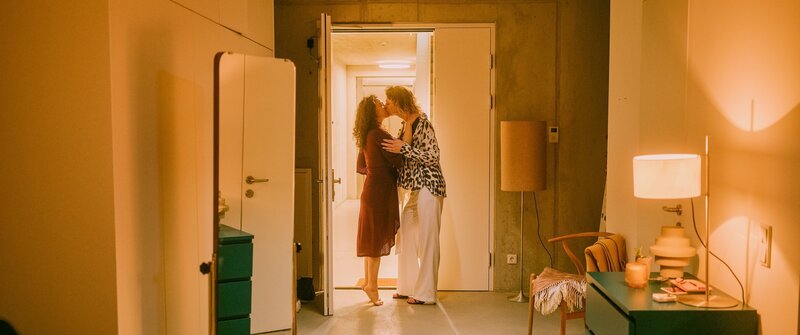 (v.li.): Mariam Hage (Heidi Mai), Thea Ehre (Kim). – Bild: ORF/​Lotus Film/​Felix Vratny