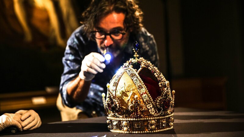 Kurator Paulus Rainer mit der Rudolfskrone. – Bild: ZDF und ORF/​pre tv/​Katalin Hanappi