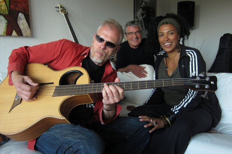 Die Gospelsängerin Siyou Isabelle Ngnoubanmdjum mit ihrem Bassisten und Lebensgefährten Hellmut Hattler (links). – Bild: BR/​megaherz gmbh