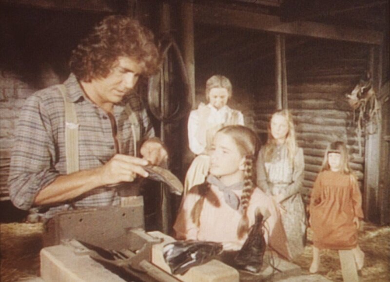 Vergeblich bemüht sich Charles (Michael Landon, l.), die Stiefel seiner drei Töchter zu flicken. Caroline (Karen Grassle, M.) überlegt angestrengt, woher sie das Geld für neue Schuhe nehmen soll. – Bild: Worldvision