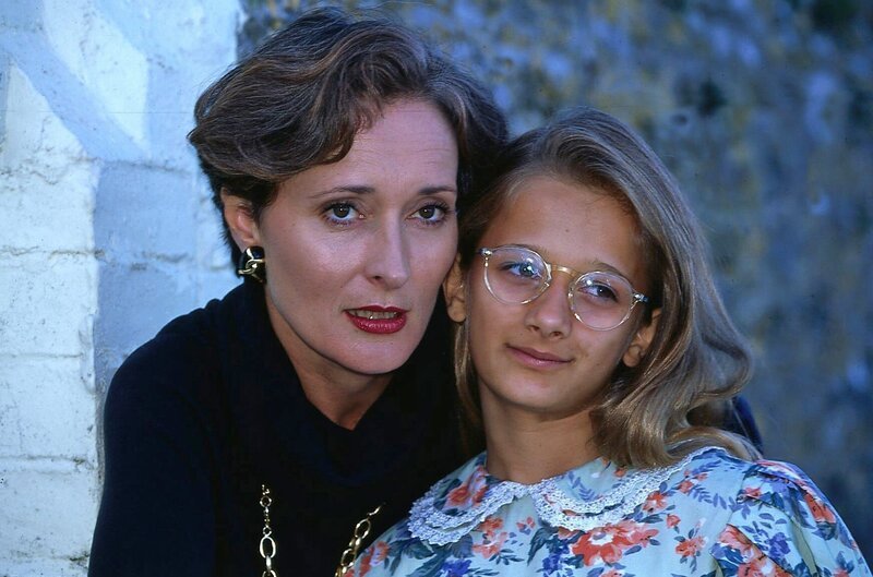 Annabelle Collins (Eleonore Weißgerber, li.) vernachlässigt ihre Tochter Charlotte (Aline Metzner) sehr. Das Kind ist glücklich, sie endlich wiederzusehen. – Bild: ORF 2