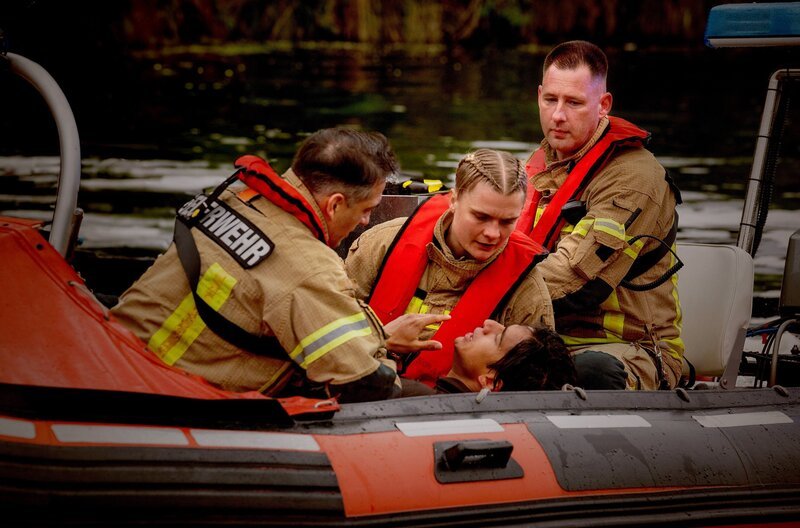 Markus (Max Hemmersdorfer, l.) und Billy (Anna Schimrigk, M.) retten den Ertrinkenden. – Bild: ARD/​SWR/​Oliver Feist