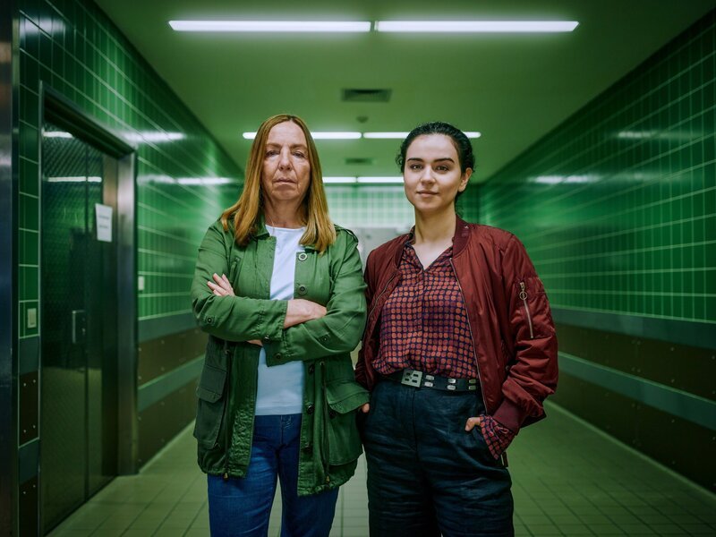(v.li.): Gerti Bruckner (Susi Stach), Heidi Mai (Mariam Hage). – Bild: Lotus Film /​ ORF /​ Felix Vratny