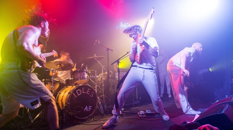 "Idles", die Engländer um den bärbeißigen Sänger Joe Talbot, sind sehr wütende Zeitgenossen. Ihr knallharter Gitarrensound wird betankt von Hardcore, Garagenrock und HipHop-Elementen. Die Band kommt aus dem ehemaligen Indie-Mekka Bristol. – Bild: WDR/​Thomas von der Heiden