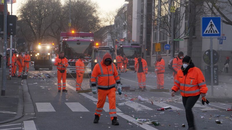  Minuten nach dem Zug kommen die Profis von der Stadtreinigung.  – Bild: SWR /​ SWR Presse/​Bildkommunikation