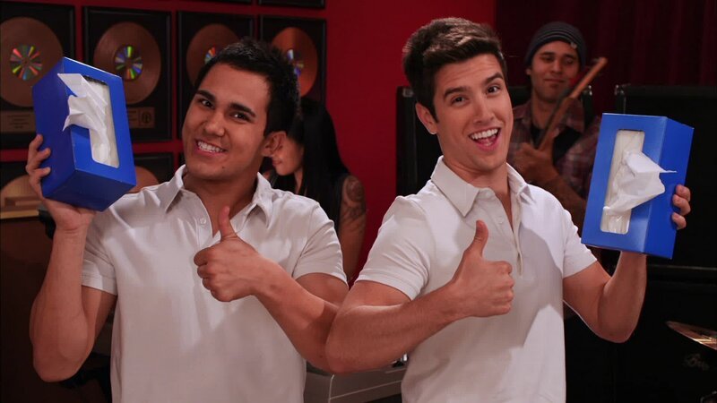 L-R: Carlos Pena, Logan Henderson – Bild: Viacom International Inc. All Rights Reserved.
