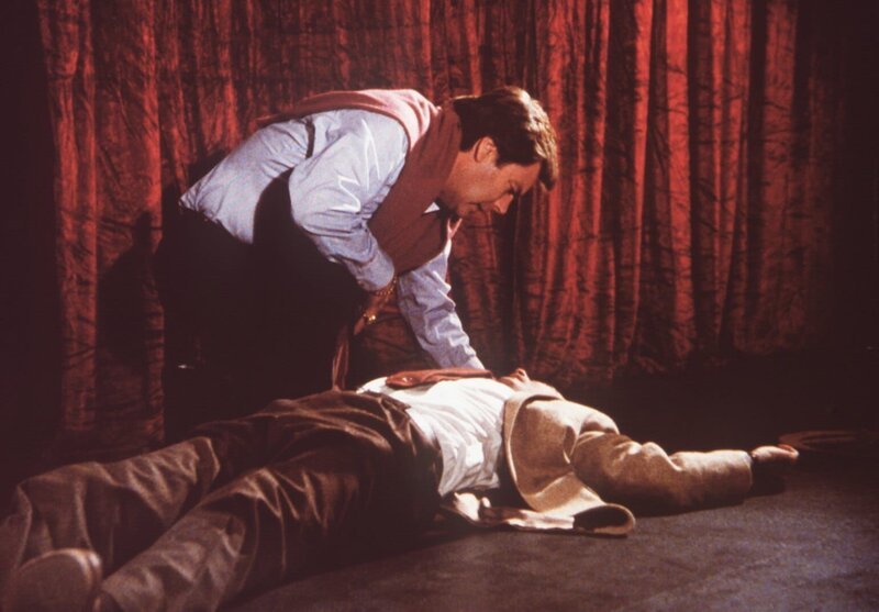 Jonathan (Robert Wagner, l.) kann nur knapp einen Mordanschlag auf Elliot (Allan Miller, r.) verhindern. – Bild: Sat.1 Gold