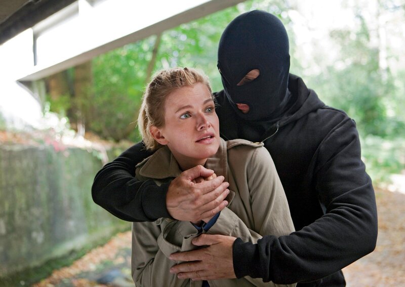 Lokalreporterin Emily Gans (Mira Bartuschek, l.) in der Gewalt des Eierdiebs (Niklas Gerdell, r.). – Bild: WDR/​ARD/​Sabine Hackenberg