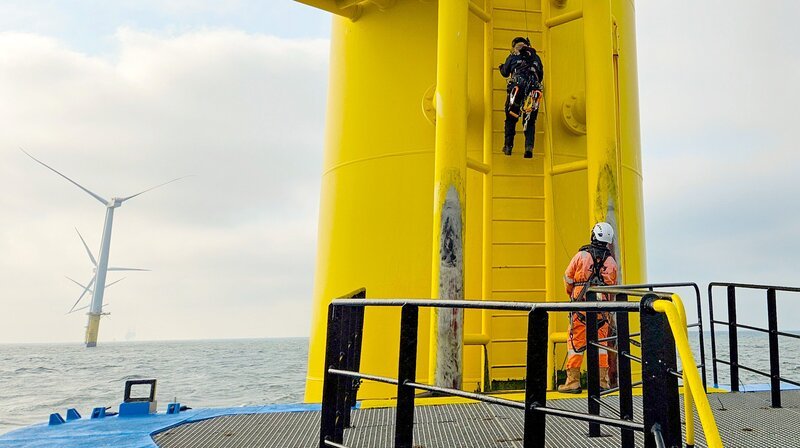 Über eine steile Leiter geht es auf die erste Plattform der Offshoreanlage. – Bild: NDR/Laura Bechtold Über eine steile Leiter geht es auf die erste Plattform der Offshoreanlage. – Bild: NDR/Laura Bechtold