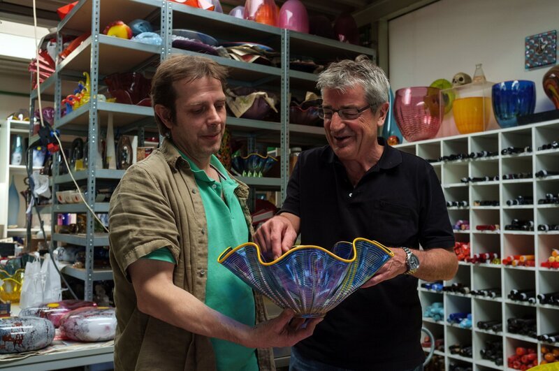 Beim ersten Treffen verriet Norbert Fischer seinem Besucher Franz Xaver Gernstl (links) das Geheimnis seines sensationellen Roqueforts: Er spricht mit seinen Bakterien. – Bild: BR/​megaherz gmbh