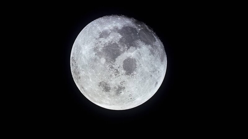 Der Erdmond ist der einzige natürliche Satellit des Blauen Planeten und gilt im Verhältnis zu seinem Zentralkörper Erde als außergewöhnlich groß. – Bild: NASA