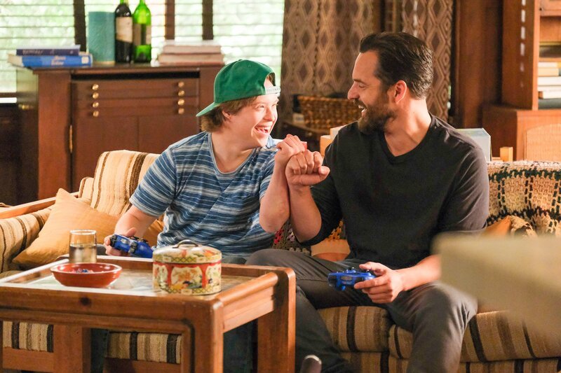 Cole Sibus (Ansel Parios), Jake Johnson (Grey McConnell). – Bild: ORF/​Disney/​ABC/​Tony Rivetti