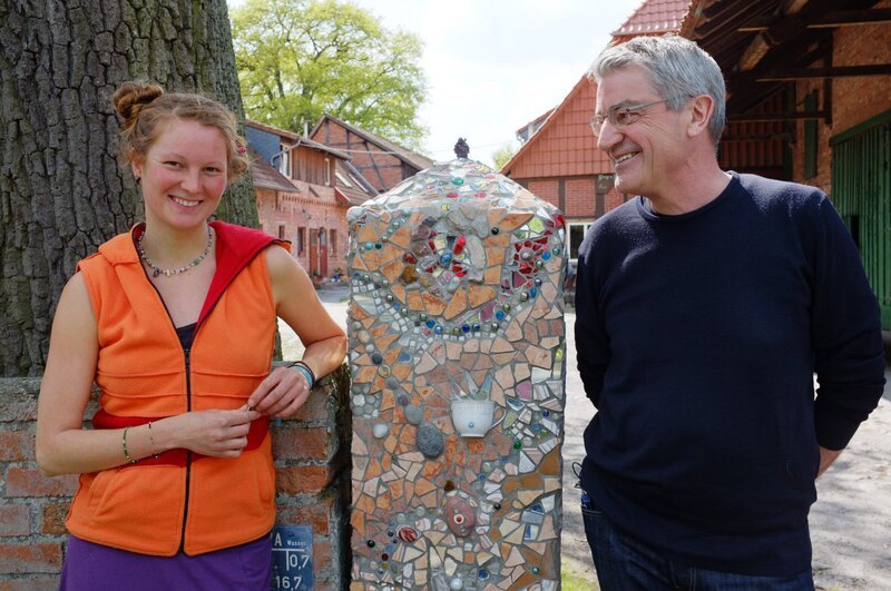 Franz Xaver Gernstl trifft Kendra Lahmanns ausnahmsweise zu Hause an. Sie bringt von jeder ihrer langen Reisen etwas mit, was sie dann in ihr Mosaik einbaut. – Bild: BR/​megaherz gmbh