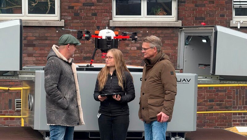 Im Projekt Rettungskette 5G wurde unter Modellbedingungen getestet, wie mit einer schnelleren Mobilfunkanbindung Rettungsdienst und Klinik schneller Leben retten können. Der Doc lässt sich auf einem Testgelände von Jörg Brinkmeyer und Jasmin Heßler zeigen, wie Drohnen medizinisches Gerät wie zum Beispiel einen Defibrillator schneller zu einem Notfall bringen können als der Rettungswagen. – Bild: WDR/​solis TV/​Melanie Grande