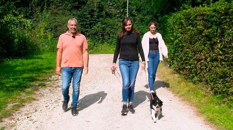 Hundecoach Andreas Ohligschläger (l) zusammen mit Halterin Alena (M), Tochter Elisa und Mischlingshündin Trudi beim Training. – Bild: WDR/​Fernsehkraft UG