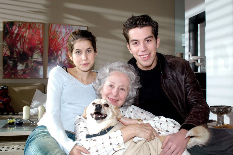  Nora Heschl (Stella Seeberg), Bibiana Zeller (Elfriede Hirth), Matthias Stein (Sebastian Seeberg). – Bild: ORF/​Ali Schafler