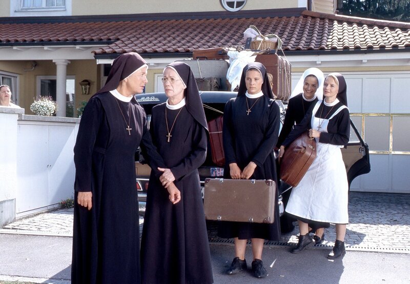 Schwester Lotte (Jutta Speidel, l.) ist wild entschlossen, mit den Schwestern Felicitas (Karin Gregorek, 2.v.l.), Sophie (Anne Weinknecht, M.), Julia (Helen Zellweger, 2.v.r.) und Agnes (Emanuela von Frankenberg, r.) in Wöllers Haus zu ziehen. – Bild: ORF