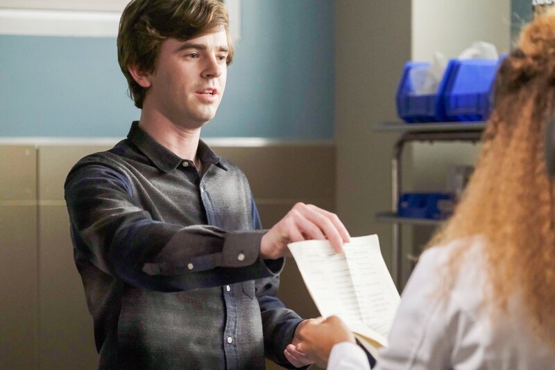 Freddie Highmore (Dr. Shaun Murphy), Antonia Thomas (Dr. Claire Browne). – Bild: ORF/​Sony Pictures/​ABC/​Jeff Weddell