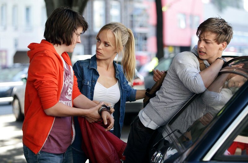 NDR Fernsehen HEITER BIS TÖDLICH: HAUPTSTADTREVIER, „Der Vormund“, am Samstag (21.03.15) um 16:45 Uhr. Julia Klug (Friederike Kempter, M.) erwischt Nele (Luzie Ahrens, l.) und Marc Wagner (Timmi Trinks, r.), als die beiden gerade ihr Auto ausräumen wollen. – Bild: NDR/​ARD/​Daniela Incoronato