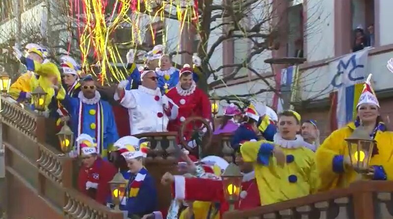 Mainzer Hofsänger beim Rosenmontagszug. – Bild: swr