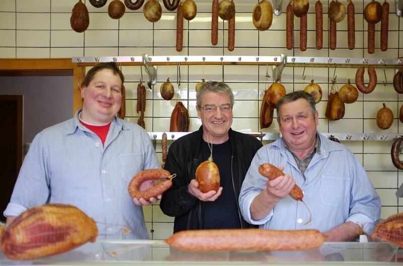 Auf der Suche nach der perfekten Thüringer Bratwurst trifft Franz Xaver Gernstl (Mitte) auf die beiden Metzgermeister Werner und Thomas Schröder. – Bild: BR/​megaherz gmbh