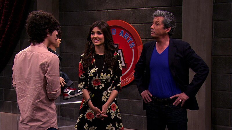 L-R: Robbie Shapiro (Matt Bennett), Cat Valentine (Ariana Grande), Mason Thornesmith (Charles Shaughnessy) – Bild: ViacomCBS