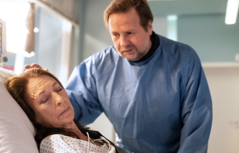 Erika Wildenhorst (Daniela Ziegler) hat sich entschieden: Sie will ihrem 20 Jahre jüngeren Mann Thomas (Steffen Münster) nicht zur Last fallen und gibt ihn frei. Jetzt ist er noch jung genug, um sich eine neue Familie aufzubauen. – Bild: MDR/​Robert Strehler