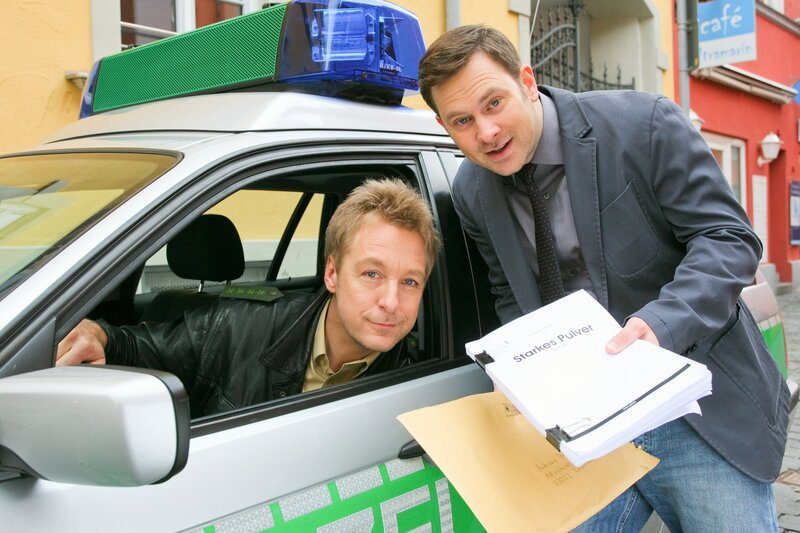 Als das Manuskript des Toten auftaucht, nimmt der Fall für Mohr (Max Müller, l.) und König (Mark-Alexander Solf, r.) eine neue Wendung. – Bild: ORF/​ZDF/​Christian A. Rieger