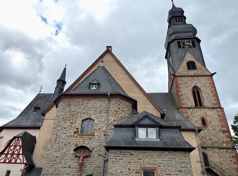 Kirche Sankt Peter und Paul in Hofheim. – Bild: HR/​A. Goerlich-Baumann/​Bistum Limburg