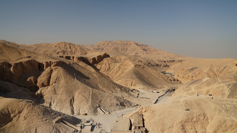 Die berühmte altägyptische Grabstätte im „Tal der Könige“ bei Luxor. – Bild: BBC/​Emily Hall