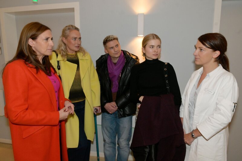 Katrin (Ulrike Frank, l.), Maren (Eva Mona Rodekirchen, 2.v.l.), Moritz (Lennart Borchert), Johanna (Charlott Reschke, 2.v.r.) und Lilly (Iris Mareike Steen) machen sich große Sorgen. – Bild: RTL /​ Rolf Baumgartner /​ Der erste Schlag
