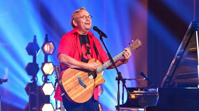 Wie immer in Bernd Stelters Bühnenprogrammen liegt auch diesmal Musik in der Luft, wenn er singend in die Klaviertasten greift oder die Gitarrensaiten zupft. – Bild: WDR/​Ben Knabe
