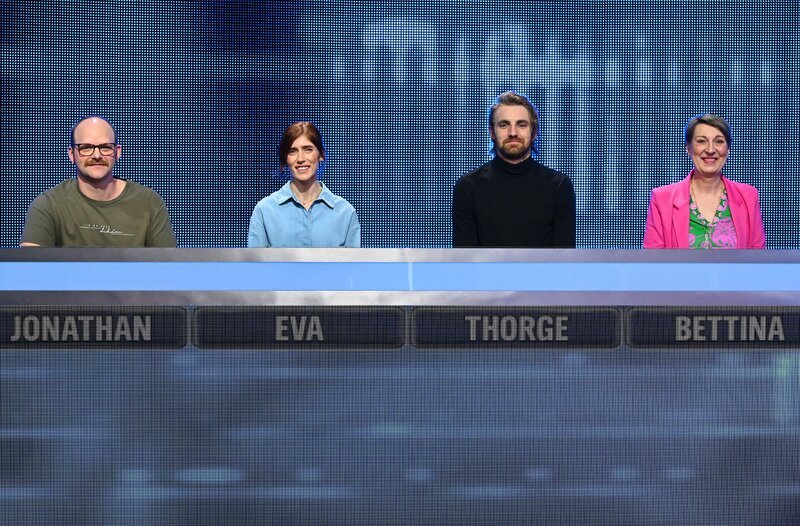 Die Kandidat:innen der Sendung (v.l.n.r.): Jonathan Jordan, Eva Altmeier, Thorge Backhaus und Bettina Ascheberg. – Bild: ARD/​Uwe Ernst