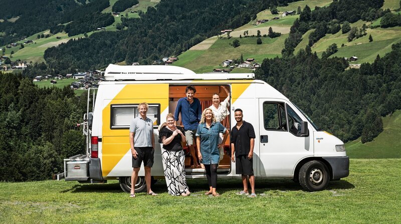 „Tietjen campt – der Roadtrip“ geht weiter: dieses Mal vom malerischen Bodensee bis zum traumhaften Gardasee. Mit dabei: Comedy-Legende Ingolf Lück, „No Angels“-Sängerin Lucy Diakovska, Comedian und Dialekte-Profi Lukas Staier alias Cossu, Schauspielerin und Kabarettistin Gisa Flake, Schauspieler Oliver Mommsen und Moderatorin und Influencerin Lola Weippert. – Bild: NDR/​Ilja Mess