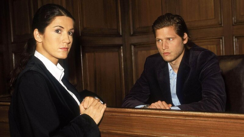Staatsanwältin Lisa Sturm (Mariella Ahrens) kann belegen, dass Marc Harms (Sebastian Ströbel) dringend tatverdächtig ist. Doch Thiemes Tochter Nele gibt ihrem Freund ein Alibi, von dem sie nicht abrücken will. Die Staatsanwälte müssen umdenken … – Bild: MG RTL D /​ Rolf Baumgartner