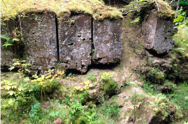 Spuren des Tuffabbaus im Wiesaztal. – Bild: BR/​SWR/​Dirk Neumann