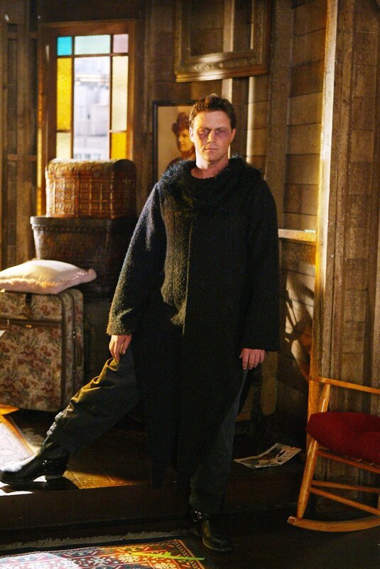 Leo (Brian Krause) ist auf der Jagd nach einem Dämon, der immer wieder versucht, Wyatt zu kidnappen … – Bild: Paramount Pictures Lizenzbild frei